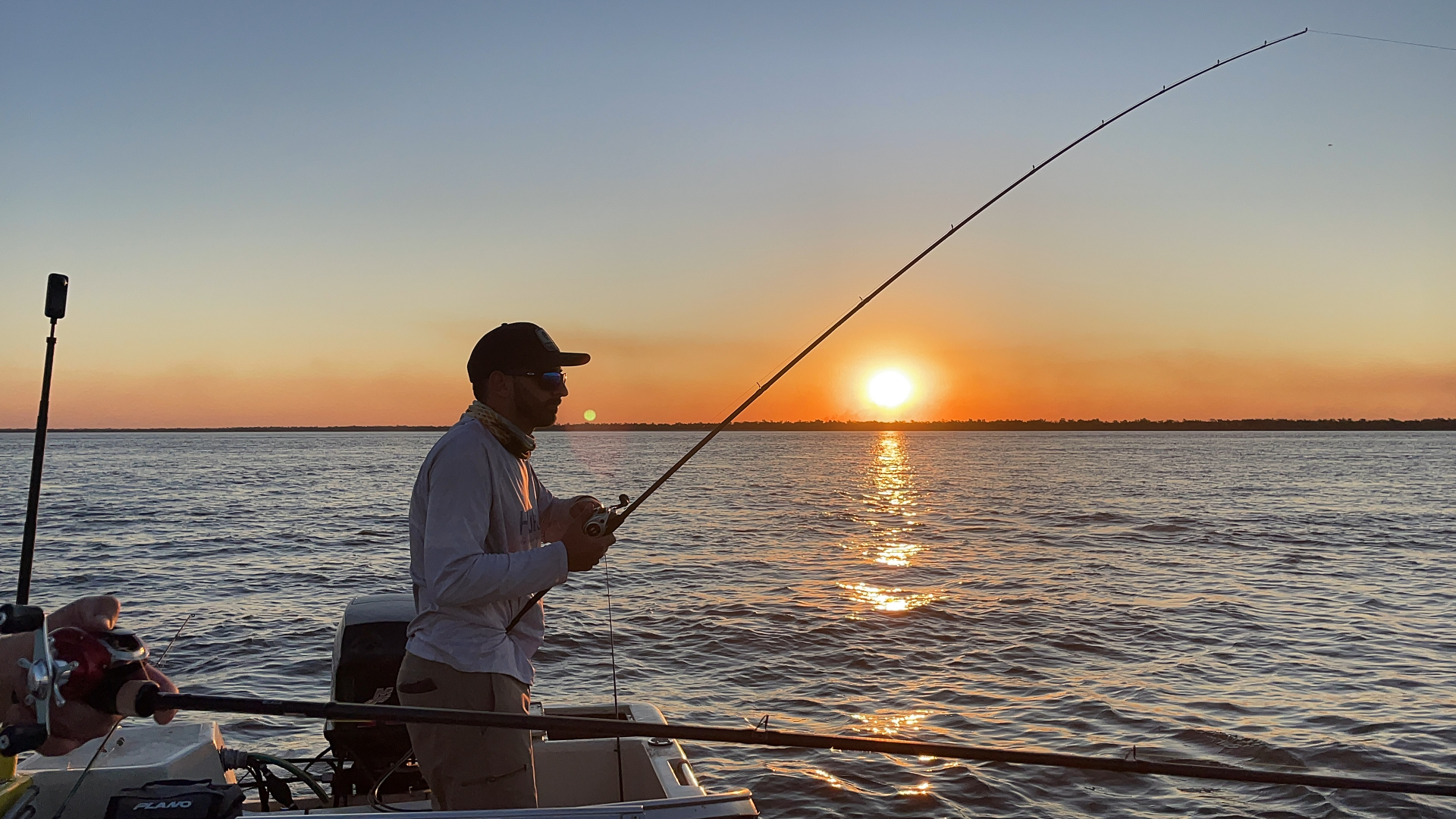 Atardecer pescando sobre el río en el Norte Argentino